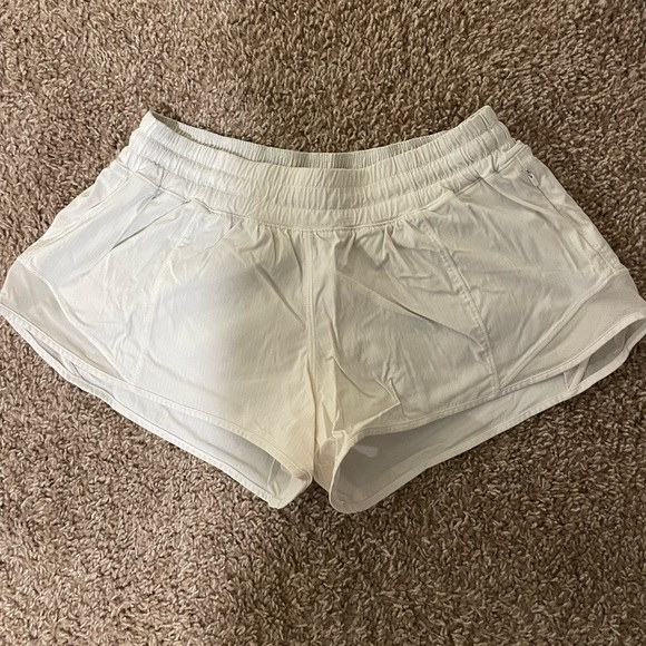 Lululemon Hotty Hot Low-Rise Lined Short 2.5” - Picture 1 of 2